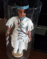 8'' MR NATIVE BROWN HP DOLL BOW WHITE LEATHER SUIT STAND, CASE